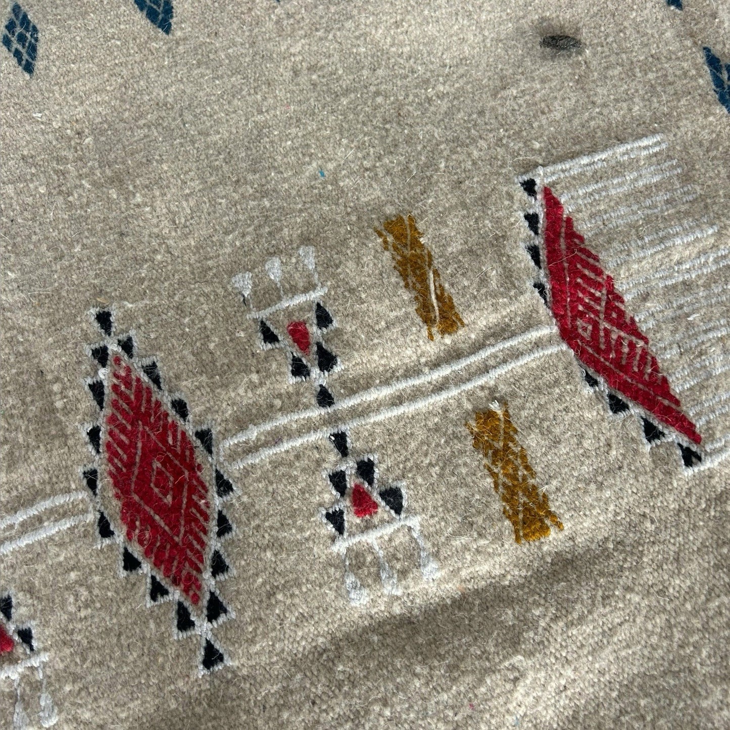 Vintage Moroccan Wool Kilim Rug – Mid-Century Tribal Design (210x112cm)