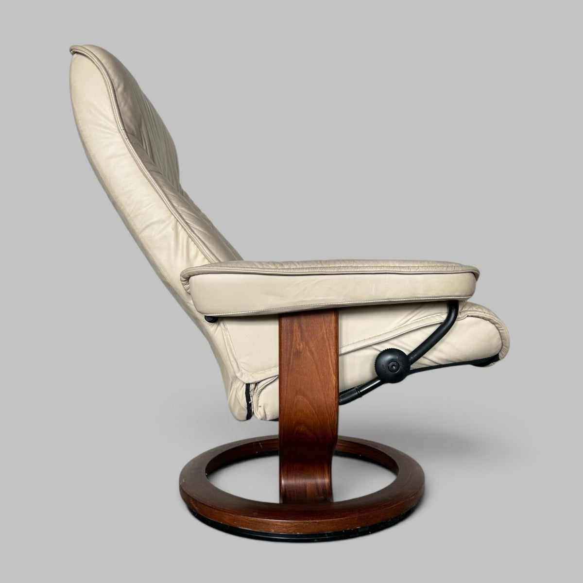 Ekornes Stressless Cream Leather Swivel Recliner Chair & Footstool
