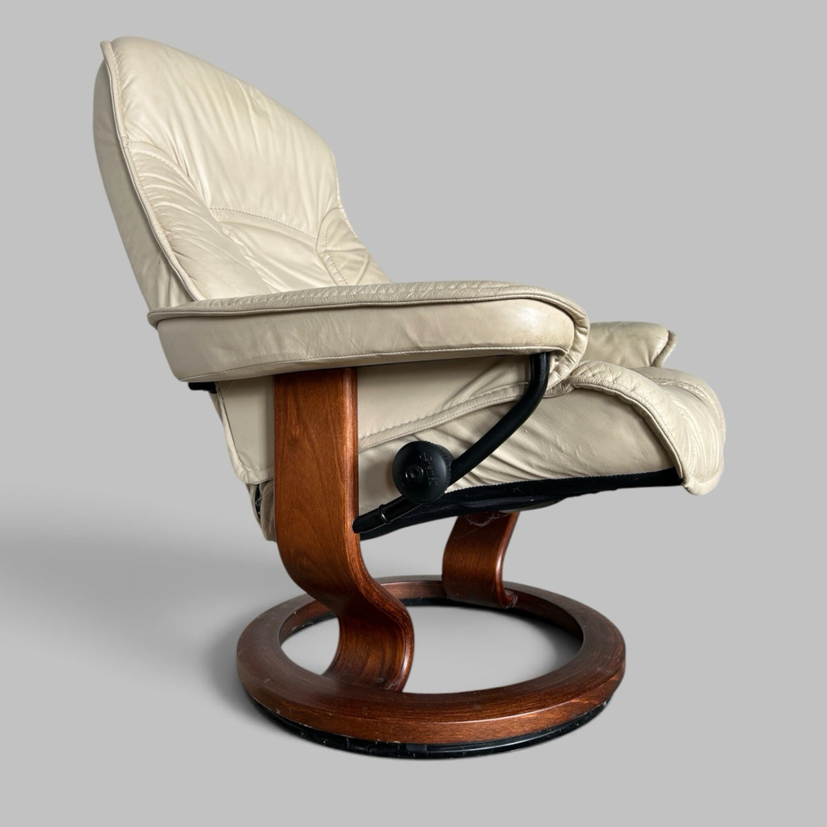 Ekornes Stressless Cream Leather Swivel Recliner Chair & Footstool
