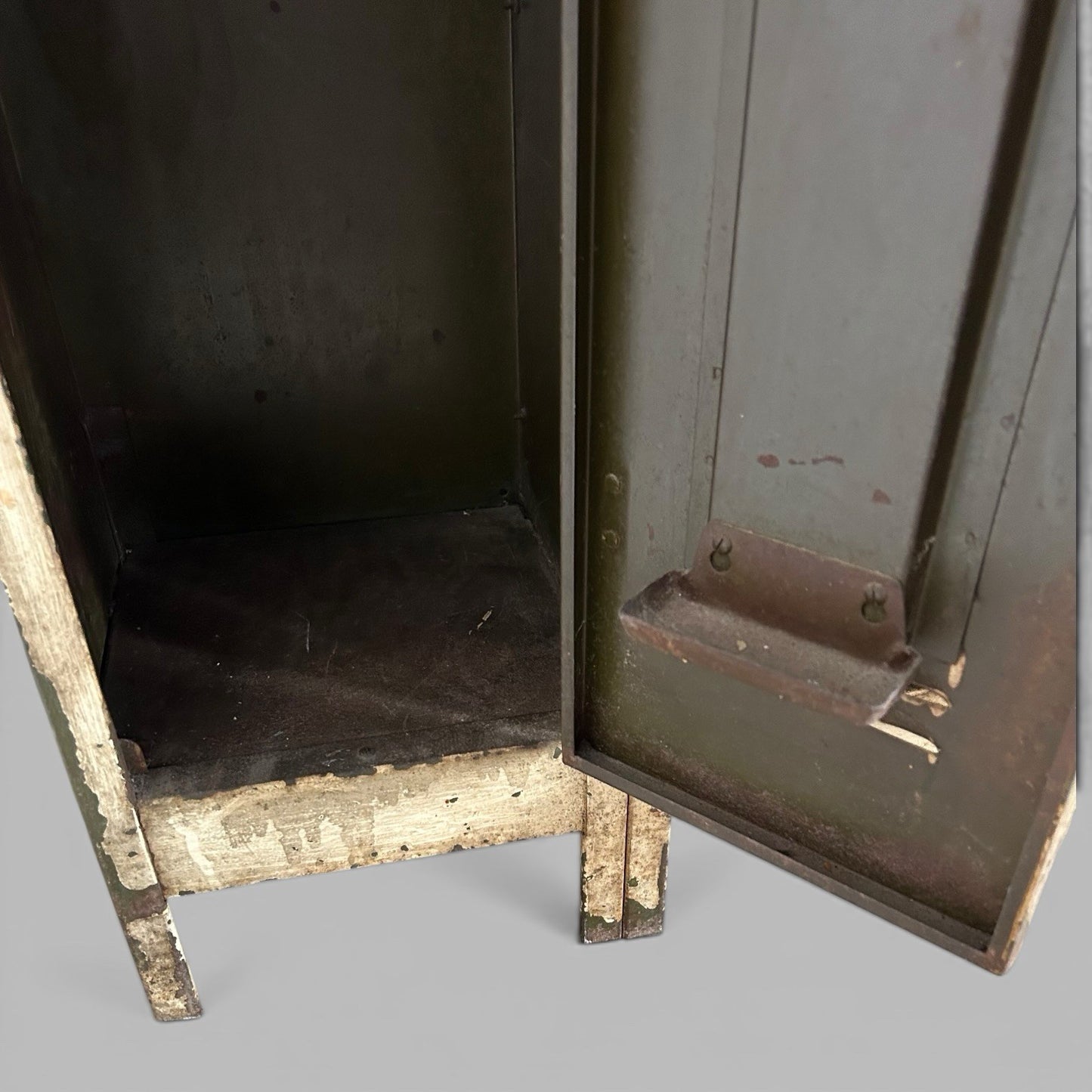 Vintage Industrial Metal Lockers – Bank of 4 – Original Paint