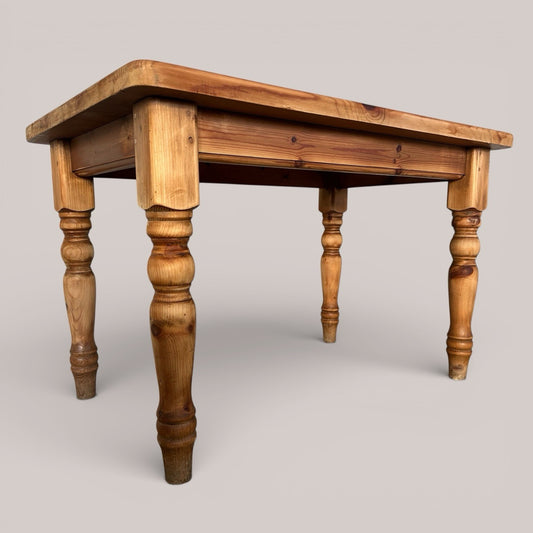 Victorian style scrubbed top pine kitchen table – turned leg farmhouse table