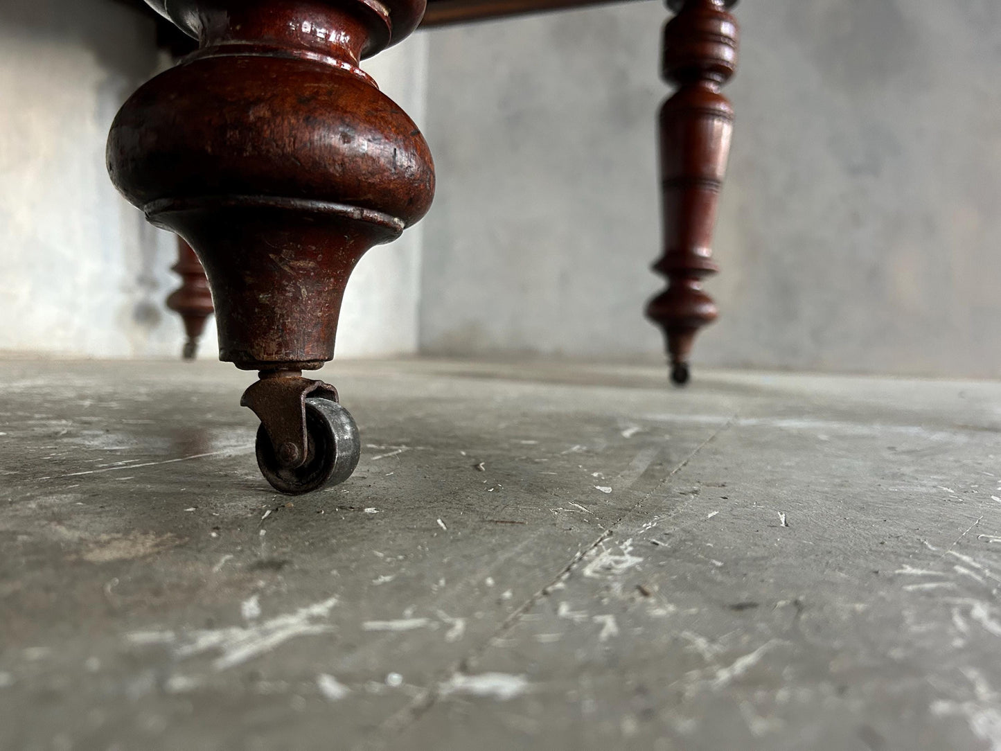 Victorian drawleaf table with leather inlay