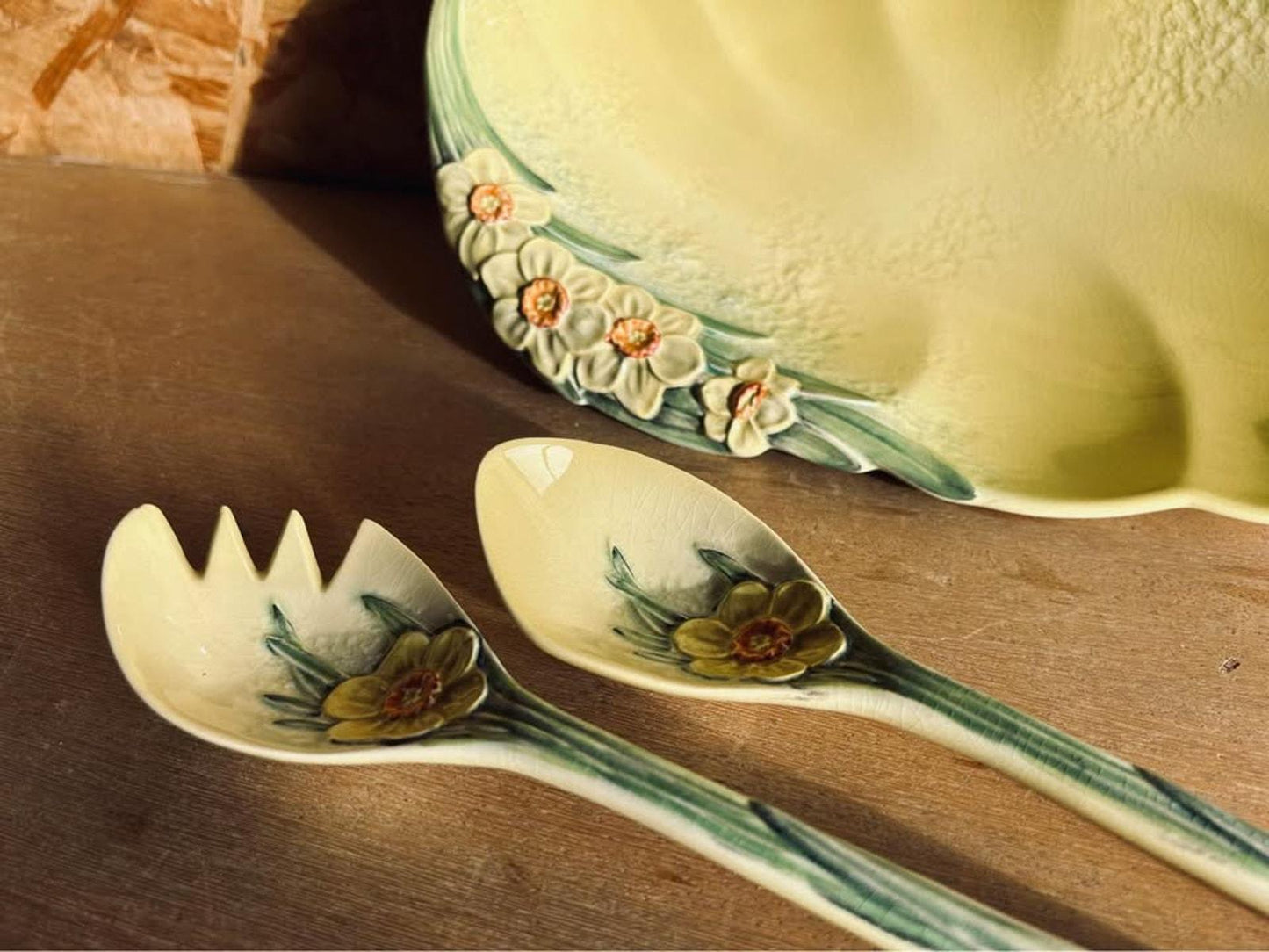 Vintage Beswick daffodils bowl with serving spoons