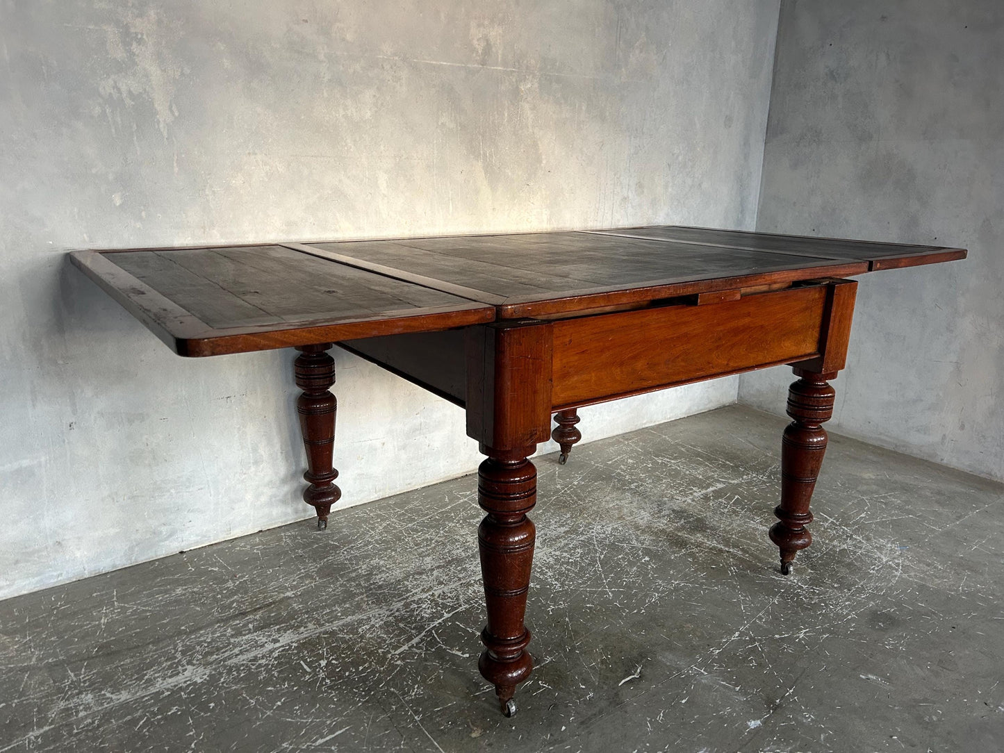 Victorian drawleaf table with leather inlay