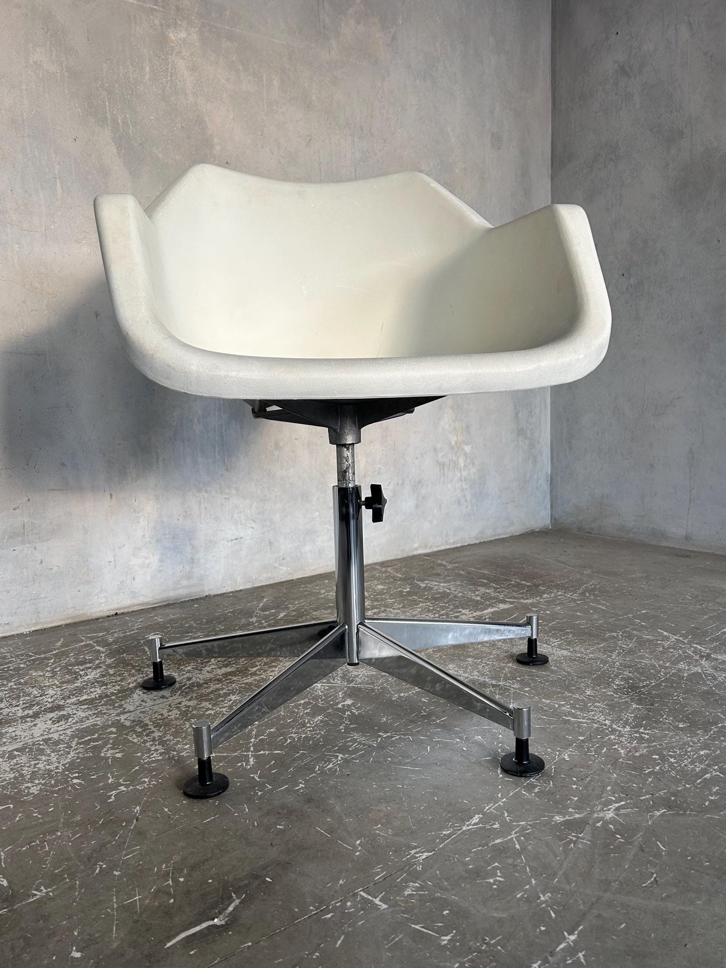 Swivel chair by Robin Day for Hille