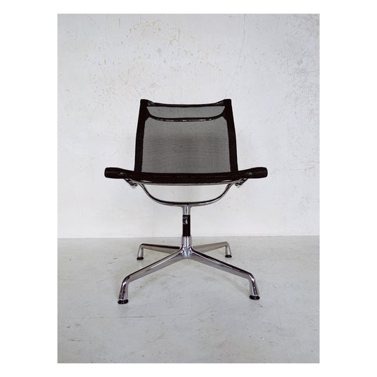 Eames Aluminium chair in mesh (EA105) by Vitra